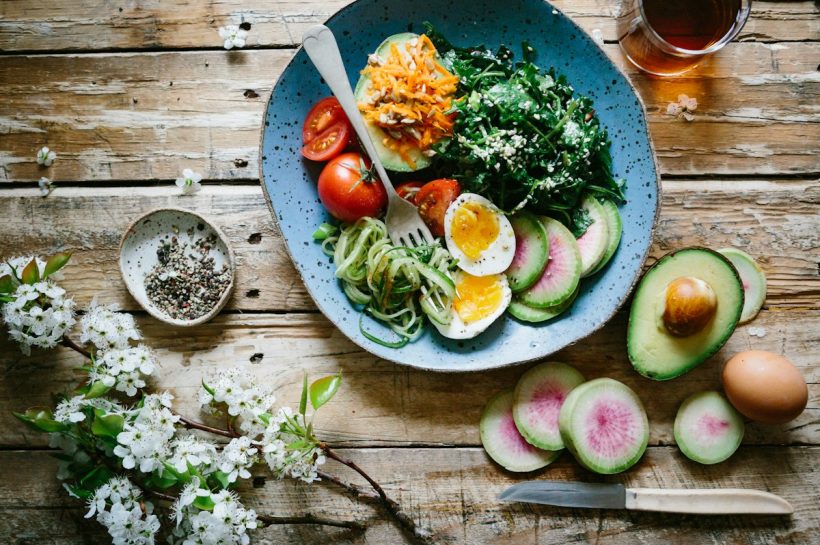 Balanced low-glycemic meal spread with avocados, healthy fats, fiber-rich vegetables, and proteins